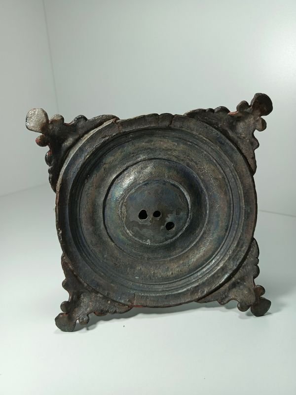 Estatuilla medieval de peltre con detalles ornamentales - imagen 3