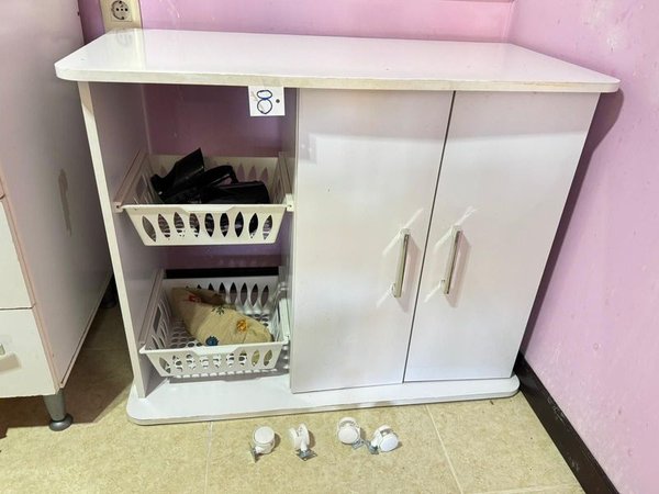 Mueble Blanco con Reparticiones y Estantes - imagen 4