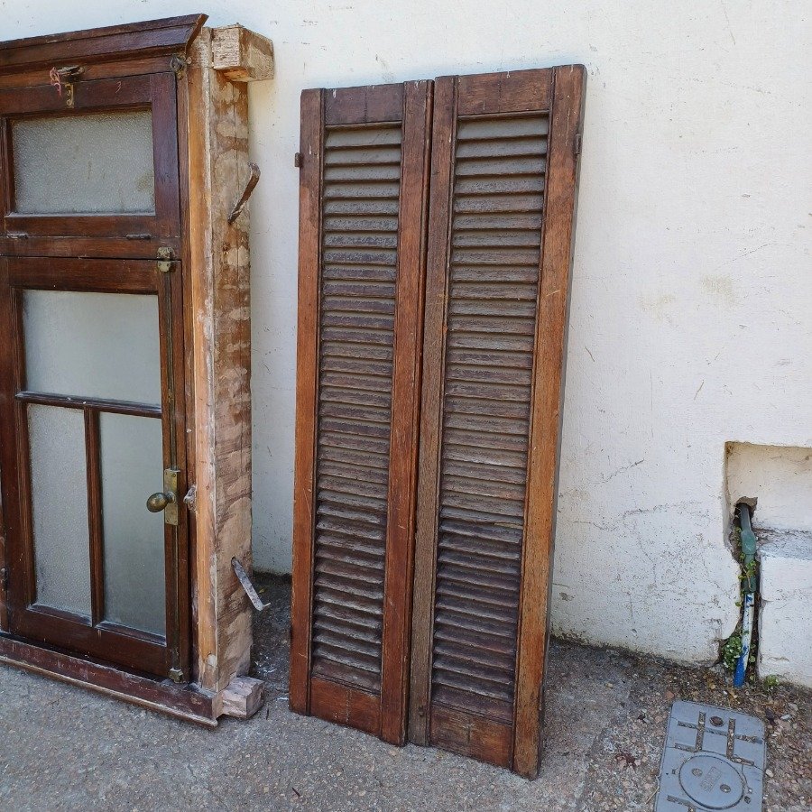 Ventana antigua de cedro con marco de pinotea - imagen 3