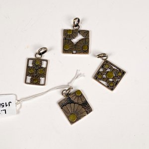 Lote de Cuatro Colgantes Metálicos con Diseño Floral - imagen 2