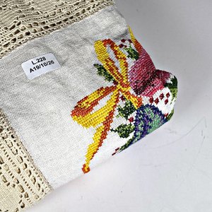 Mantel de Lino Bordado con Gallos y Flores, 2.60 x 1.50 mts - imagen 4