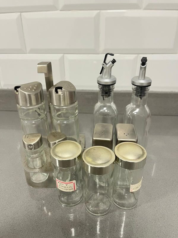 Set de 11 Aceiteros y Saleros de Vidrio y Acero Inoxidable