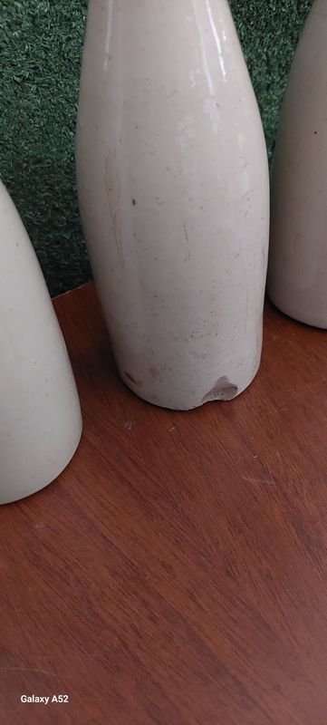 Tres botellas antiguas de cerámica blancas - imagen 6