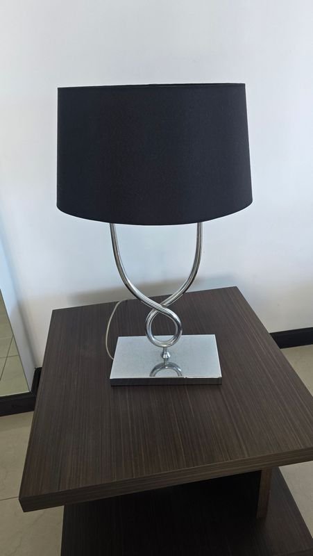 Lámpara de mesa con pantalla negra y base cromada - imagen 1