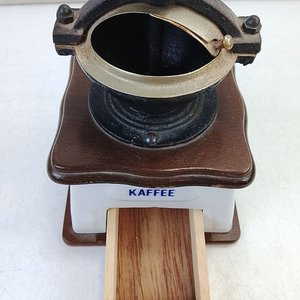 Antiguo Molino de Café Manual con Cuerpo de Cerámica y Base de Madera - imagen 3