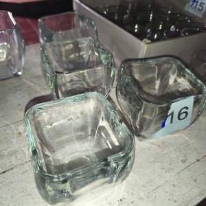 Lote siguiente: 4 Centros de Mesa Cuadrados de Vidrio Grueso