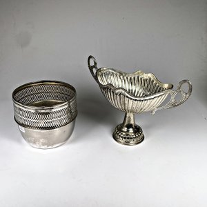 Centro de Mesa con Asas y Recipiente Calado de Metal Plateado - imagen 2
