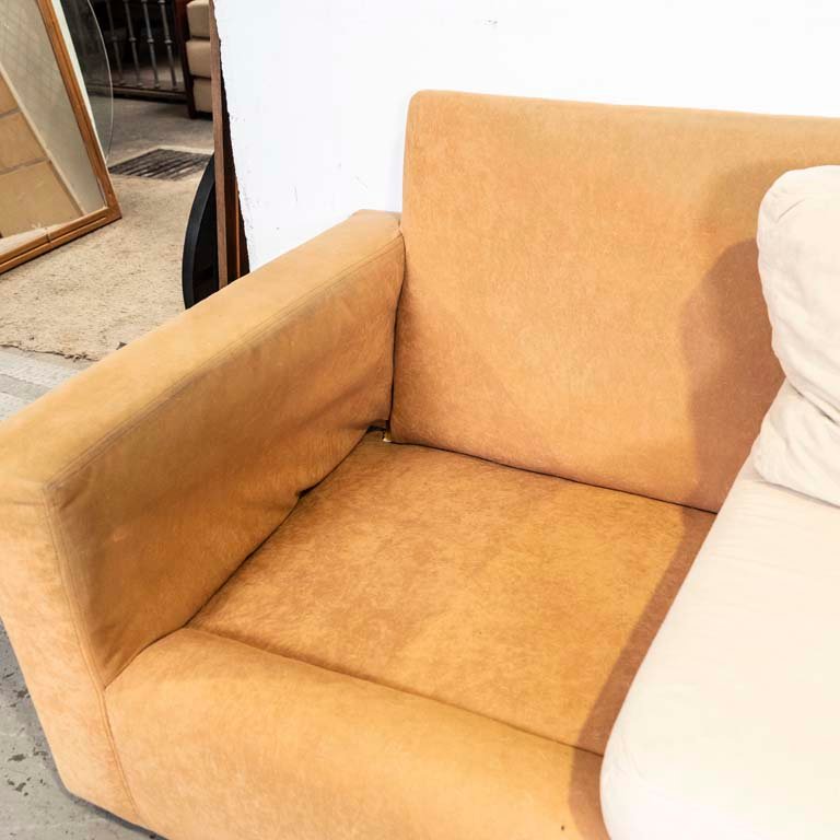 Sofá en L tapizado pana naranja, con almohadones tapizados beige - imagen 2