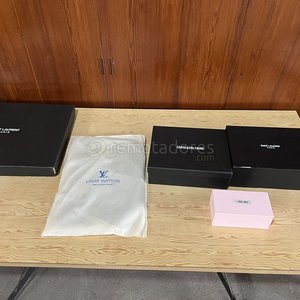 Lote de Ropa, Accesorios de Moda y Vehículo Volkswagen Suran - imagen 2