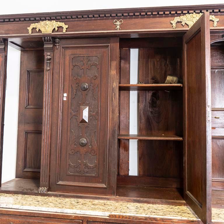 Aparador colonial tallado con broncería para restaurar - imagen 3