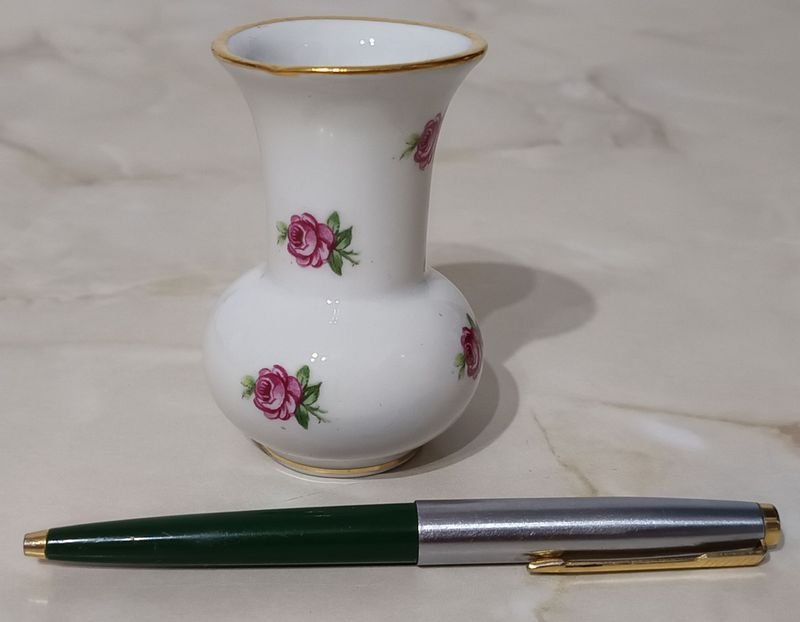 Lote anterior: Jarrón de porcelana alemana Schumann Arzberg Bavaria, decorado con rosas y borde dorado