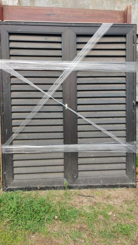 Puerta Doble Hoja Aluminio Negro con Celosías y Cerradura