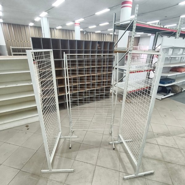 3 Exhibidores Metálicos Blancos de Rejilla - imagen 1