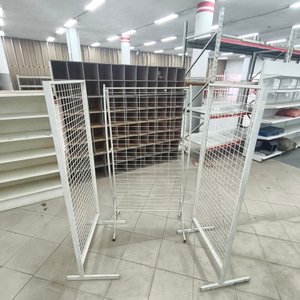 Lote siguiente: 3 Exhibidores Metálicos Blancos de Rejilla