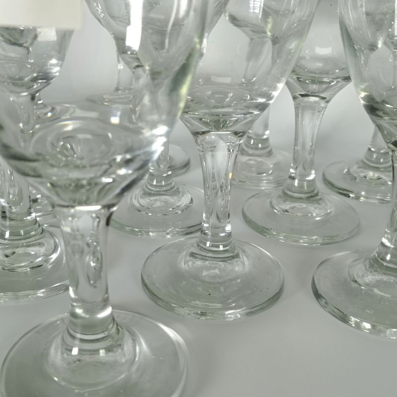 Doce copas de vino en vidrio - imagen 3