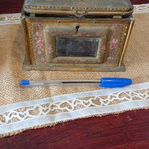 Lote siguiente: Caja Estilo Victoriano Antigua de Metal con Bronce y Vidrio Biselado