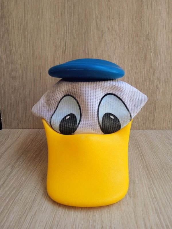 Lote siguiente: Gorra de Donald Pico y Gorra de Plástico en Excelente Condición Disney