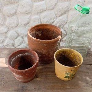 Lote de 3 Macetas: 2 de Barro y 1 de Cerámica Decorada - imagen 4
