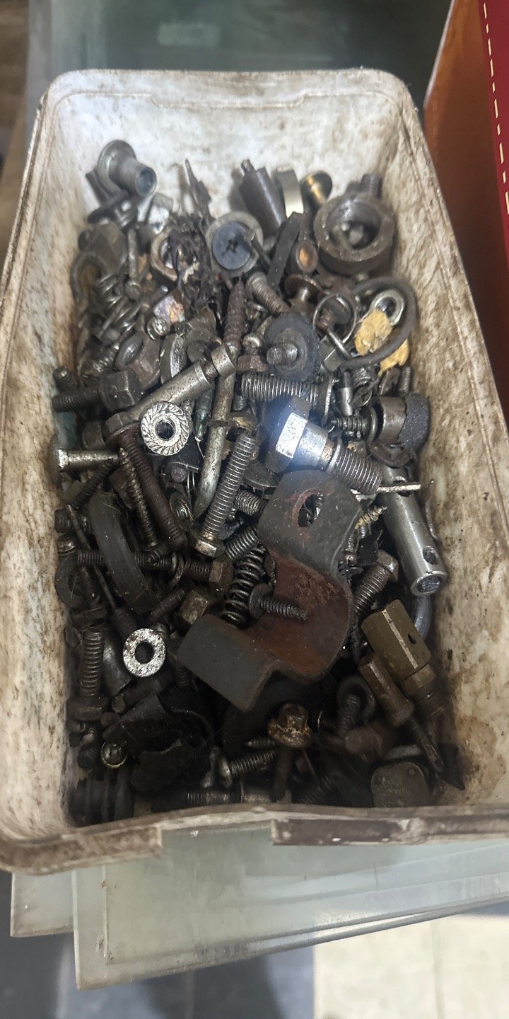 Lote de Tornillos y Elementos Metálicos Varios