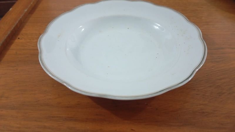 Platos de porcelana con bordes dorados y decoraciones florales - imagen 4