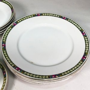 Trece Platos y Taza de Porcelana Bavaria con Guarda Verde - imagen 3