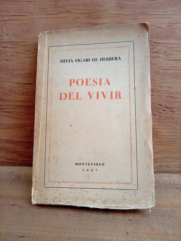 Libro "Poesía del Vivir" Primera Edición de Delia Figari de Herrera (1957)