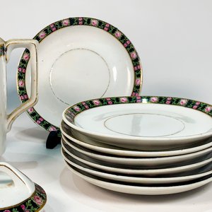 Juego de Té de Porcelana Blanca con Guarda Floral Negra: Tetera, Cafetera, Lechera y 7 Platillos - imagen 3