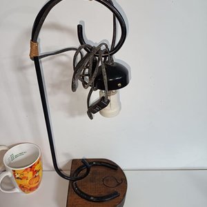 Bandeja Azul, Lámpara de Mesa y Tazas Decoradas - imagen 4