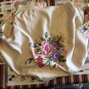 Conjunto de Ropa: Campera Floral Reversible, Pantalón Gris y Chal Tejido - imagen 5