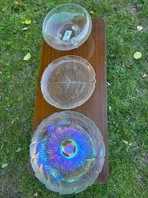 tres centros de mesa en vidrio uno de ellos con un diseño tornasolado