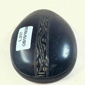 Figura Escarabajo en Piedra Negra con Grabados y Jeroglíficos - imagen 2