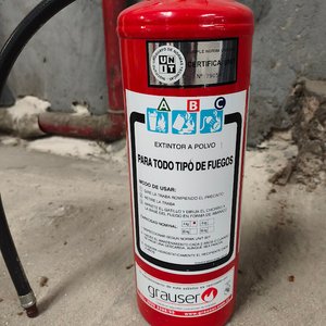 Extintor Portátil Rojo Grauser con Manguera y Manómetro - imagen 2
