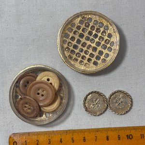Lote de Piezas y Accesorios de Bronce y Latón: Monedas, Medallas y Más - imagen 9