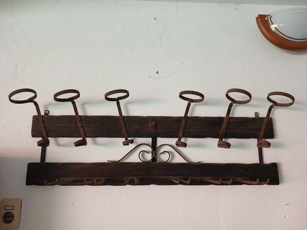 Soporte Rústico para Botellas y Copas de Vino
