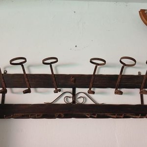 Lote siguiente: Soporte Rústico para Botellas y Copas de Vino