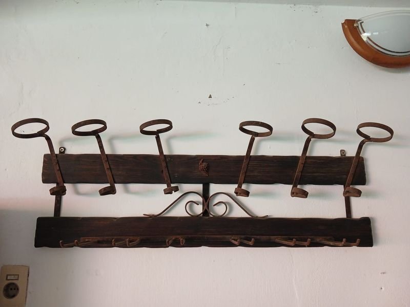 Soporte Rústico para Botellas y Copas de Vino