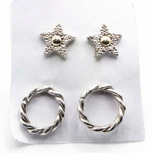 Lote siguiente: Dos Pares de Aretes de Plata: Aros y Estrellas con Centro Dorado