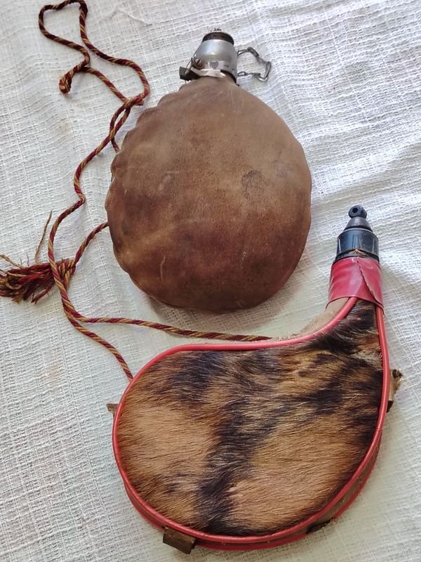 Dos cantimploras de cuero en buen estado - imagen 1