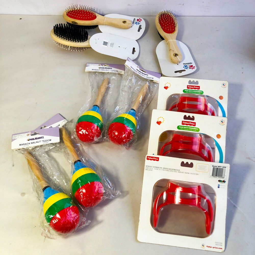 Lote de 11 piezas: Maracas de madera, peines para mascotas y asas para mamaderas