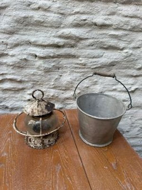 Lote siguiente: Lote de hielera y Farol antiguo para decoración