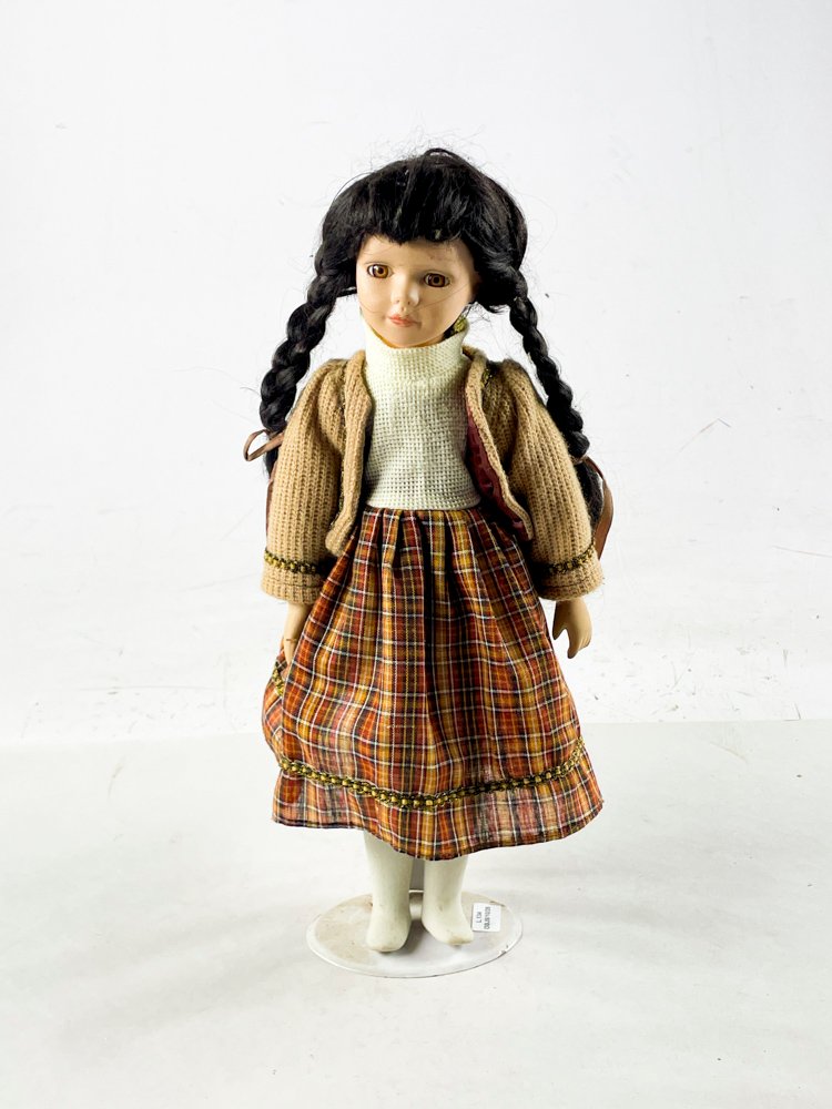 Muñeca de Porcelana con Ropas a Cuadros, 40 cm