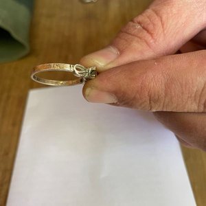 Anillo Sellado de Metal Blanco con Piedra Central - imagen 2
