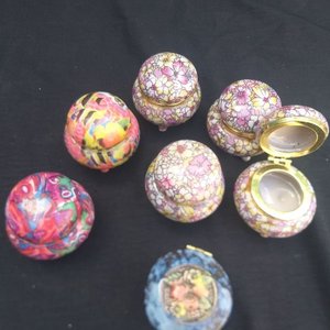 Lote de 7 Alhajeros de Cerámica y Metal con Diseños Coloridos - imagen 3