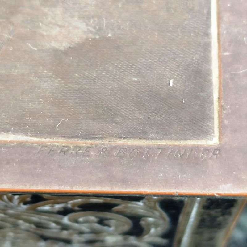 Cajita de madera recubierta en metal labrado de origen francés con escena de cabaret - imagen 4