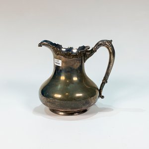Lote siguiente: Jarra de Metal Reed & Barton con Pico Labrado y Decoración Floral