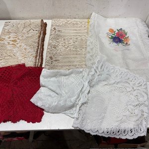 Lote anterior: Lote de Tapetes y Caminos de Mesa de Encaje