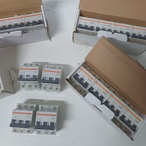 Caja con 4 Llaves Térmicas Trifásicas TQC 10 Amp. - imagen 4