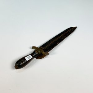 Lote siguiente: Cuchillo Antiguo con Hoja de División Central y Vaina de Cuero