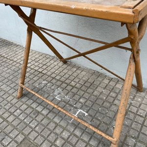 Mesa de Trabajo Antigua con Prensa de Hierro Amarilla - imagen 4