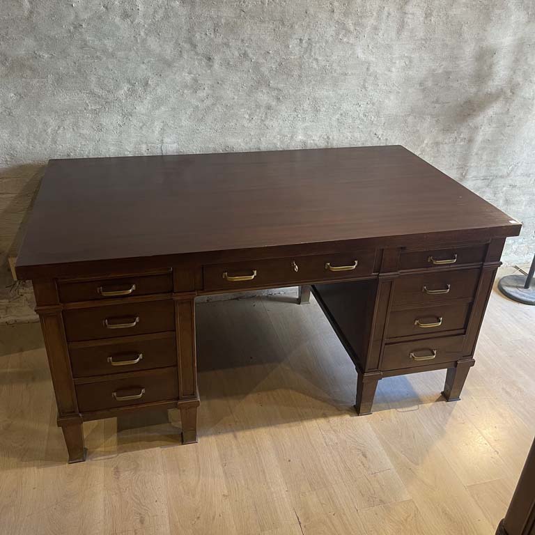 Lote siguiente: Escritorio inglés en cedro de Caviglia: un clásico con detalles tallados y herrajes en bronce